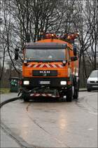 MAN LE18.220 Kehrmaschine der AM Freudenberg kehrt auf einem Parkplatz zwischen Schwerte-Ergste und dem AK Hagen. (10.03.2009)

