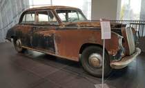 =Horch 830 BL, ausgestellt im Audi-Museum Ingolstadt im April 2019. Das gezeigte Fahrzeug wurde von der DKW-Versuchsabteilung im Jahr 1953 für die Auto Union-Geschäftsführung entwickelt und ist der letzte gebaute Horch. 1956 kaufte ein US-Soldat das Auto und überführte es in die USA. Von einem Autoliebhaber vor der Verschrottung gerettet stand der Horch 40 Jahre lang in Texas. 2008 wurde das Fahrzeug von der Audi AG erworben und ist zurück in Deutschland.
