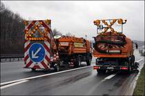 MAN LE18.220  Kehrmaschine Freudenberg  wird durch den Atego 1828 und der fahrbaren Absperrtafel whrend der Reinigung der Lennetalbrcke abgesichert. (10.03.2009)