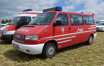 =VW T4 der Feuerwehr FRIEDRICHSDORF steht auf dem Besucherparkplatz der Rettmobil 2019 in Fulda, 05-2019 