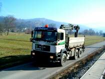 MAN mit aufgebautem Hiab-Kran ist im Bereich der Haltestelle Wolfurt sehr rasant unterwegs; 090203