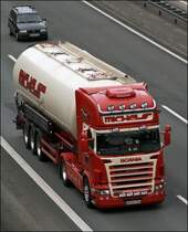 ...und hintendranne brummt mit ordentlichen Sound ein SCANIA TOPLINE R500 \8/  SUPER  die Homert hinauf. Die SiLog GmbH exestiert seit 2002 und hat sich auf die Silotransporte spezialisiert. Das Unternehmen ist eine Tochter der MICHELS Spedition aus Meudt/Westerwald. (11.03.2009)