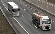 Ein italienischer Volvo FH  GLOBETROTTER 480PS Euro5  fliegt  die Homert hinauf und l�sst einen Actros 1844  rechts liegen . (11.03.2009)