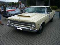 Plymouth Belvedere Satellite Coupe aus dem Modelljahr 1965. Die  Belvedere  Modelle aus dem Hause Plymouth konnten als Mittelklasseautos bezeichnet werden. Es gab ihn als viertürige Limousine, zweitüriges Coupe (Foto) und Cabriolet, sowie als fünftüriges Kombimodell. Auch bei der Motorisierung hatte der Kunde die Qual der Wahl. Sechszylinderreihenmotor mit 3682 cm³ und 147 PS, sowie drei V8-Motoren: 5210 cm³ mit 182 PS oder 234 PS, 5922 cm³ mit 270 PS und 6974 cm³ mit 370 PS. US-Cartreffen CentroO am 21.07.2019.