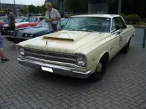 Plymouth Belvedere Satellite Coupe aus dem Modelljahr 1965. Die  Belvedere  Modelle aus dem Hause Plymouth konnten als Mittelklasseautos bezeichnet werden. Es gab ihn als viertürige Limousine, zweitüriges Coupe (Foto) und Cabriolet, sowie als fünftüriges Kombimodell. Auch bei der Motorisierung hatte der Kunde die Qual der Wahl. Sechszylinderreihenmotor mit 3682 cm³ und 147 PS, sowie drei V8-Motoren: 5210 cm³ mit 182 PS oder 234 PS, 5922 cm³ mit 270 PS und 6974 cm³ mit 370 PS. US-Cartreffen CentroO am 21.07.2019.