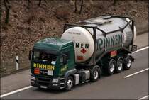 Ein kleiner niedlicher MAN: MAN TGS 18.440 des Chemielogistikers RINNEN aus Herten ist mit einem Tankcontainer in Richtung Ruhrgebiet unterwegs.  Laut UN Nummer 39_2348 befindet sich im Tank Schwefel, geschmolzen.