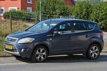 Ford Kuga stand am Strassenrand. Mai 2019