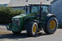 John Deere 8335 R gesehen am Strassenrand. 07-2019