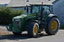 John Deere 8335 R gesehen am Strassenrand. 07-2019