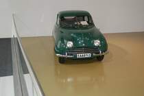 Einer von 20.128 produzierten Saab 92. Das Modell wurde in zwei Serie gebaut. Der abgelichtete 92´er entstammt dem Baujahr 1952 und ist demnach ein 92B, also ein Auto der zweiten Serie. Der wassergekühlte Zweizylinderreihenzweitaktmotor hat einen Hubraum von 764 cm³ und leistet 28 PS. Der Wagen soll gerade etwas mehr als 20.500 Kilometer auf dem Tacho haben. Saab-Museum Trollhättan am 04.07.2007.