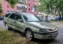 Schön gepflegter Renault Laguna Kombi der ersten Generation, aufgenommen in Pecs (HU), 07.2019.