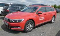 =VW Passat als Kommandowagen der Werksfeuerwehr HERAEUS, abgestellt auf dem Besucherparkplatz der Rettmobil 2019 in Fulda, 05-2019