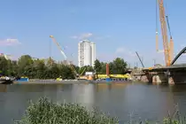 Liebherr HS 155 Rauppenkran auf einen Schiff am 30.07.19 in Stockstadt am Main 