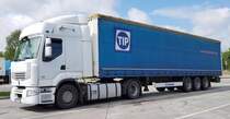 =Renault-Sattelzug der Spedition TIP steht auf einem Rastplatz an der A 7 im Mai 2019