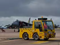  Plattenputzen  in Fairford mit einem Schopf FLugzeugschlepper. (Juli 2019)