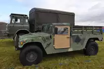Ein HMMWV (High Mobility Multipurpose Wheeled Vehicle) ist hier in der Version M998 Cargo Troop Carrier ausgestellt. (Fairford, Juli 2019)