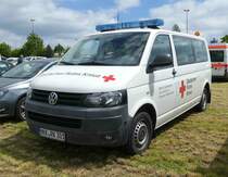 =VW T 5 der DRK OV NIEDERMITTLAU, abgestellt auf dem Besucherparkplatz der Rettmobil 2019 in Fulda, 05-2019