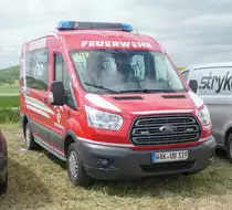 =Ford Transit der Feuerwehr UNTERBREIZBACH, abgestellt auf dem Besucherparkplatz der Rettmobil 2019 in Fulda, 05-2019