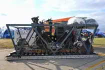 Eine kleine Straßenwalze ist hier auf einer militärischen Lufttransportpalette zu sehen. (Fairford, Juli 2019)