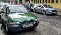 Grüner Opel Astra F (und ein Opel Astra K Sports Tourer im Hintergrund). Foto: Budapest (HU), 07.2019.