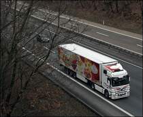 Actros MP3 1844 der Overnight Tiefkhl-Service GmbH ist mit einem ThermoKing Khlauflieger, beklebt mit Kuchenwerbung von Coppenrath und Wiese, ist in Richtung Sden unterwegs. (11.03.2009)