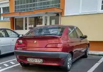 Roter Alfa-Romeo 146, aufgenommen in Pécs (HU), Juli, 2019.