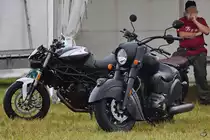 Eine Indian Chief und eine Moto Morini Corsaro ZZ Seite an Seite. (Fairford, Juli 2019)