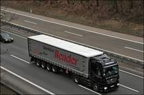 XXL unter der Plane: Actros 1861 BlackEdition der Spedition BENDER mit einem Schwerlasttrailer. (11.03.2009
