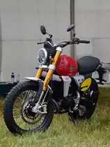 Eine Caballero Scrambler war im Juli 2019 in Fairford zu sehen.