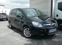 =Opel Zafira der Firma RAAB, abgestellt auf dem Besucherparkplatz der Rettmobil 2019 in Fulda, 05-2019