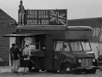 Ein Commer-Foodtruck lockt Anfang Juli 2019 in Fairford Kundschaft an.