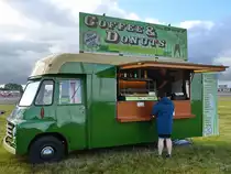 Ein Austin 1000/1500kg Van als Foodtruck Anfang Juli 2019 in Fairford. 