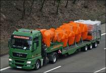 MAN TGX 18.440(?) von AMAZONE ist mit Beh�ltern durch das Sauerland in Richtung Ruhrgebiet unterwegs. AMAZONE ist ein Hersteller f�r Landmaschinen und Komunaltechnik aus Hasbergen. (11.03.2009)