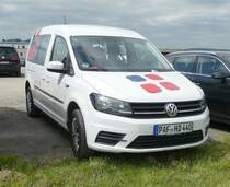 =VW Caddy von H-DG, steht auf dem Besucherparkplatz der Rettmobil 2019 in Fulda, 05-2019. 
H-DG ist die Handels- und Dienstleistungsgesellschaft des Bayerischen Roten Kreuzes mbH