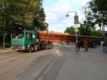 MAN TGA26-480 mit Langholztransport in der Stadt München; 190715