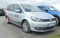 =VW Touran der Firma WEINHOLD steht auf dem Besucherparkplatz der Rettmobil 2019 in Fulda, 05-2019