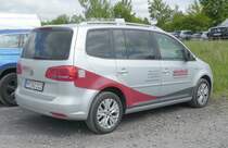 =VW Touran der Firma WEINHOLD steht auf dem Besucherparkplatz der Rettmobil 2019 in Fulda, 05-2019