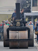 Die Dampfwalze  Emmi  fährt im Juli 2019 durch Altenbeken.