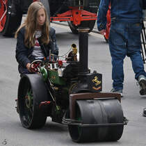 Eine Dampfwalze im Miniformat war Anfang Juli 2019 in Altenbeken unterwegs.