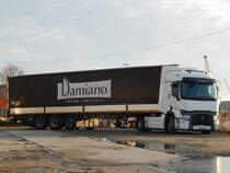Renault Sattelzug aus Italien in Mukran am 24.02.2019