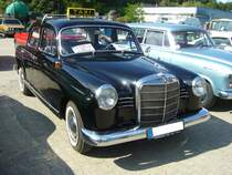 Mercedes Benz W120 180b, produziert von 1959 bis 1961. Ein solcher 180b stand bei seiner Vorstellung im Juli 1959 mit DM 8760,00 in den Preislisten der Händler. Dafür bekam der Käufer ein solides, modernes Fahrzeug mit einem Vierzylinderreihenmotor, der aus einem Hubraum von  1897 cm³ eine Leistung von 68 PS an die Hinterachse weiter gibt. Oldtimertreffen Industriemuseum Ennepetal am 04.08.2019.