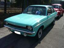 Opel Kadett C Limousine, gebaut in Bochum von 1973 bis 1979. Hier wurde eine zweitürige Limousine abgelichtet, die im Farbton FF=pastelltürkis lackiert ist. Aufgrund des Kühlergrills und der Anordnung der vorderen Blinker, kann man erkennen, das es sich um ein Modell vor dem Facelift im Mai 1977 handelt. Oldtimertreffen Industriemuseum Ennepetal am 04.08.2019.