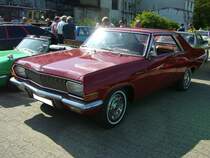 Opel Diplomat A V8 Coupe, gebaut von 1964 bis 1967. Vom zweitürigen, viersitzigen Diplomat-Coupe, wurden lediglich 304 Fahrzeuge bei Karmann in Osnabrück montiert. Der aus dem GM-Regal entliehene V8-Motor hat einen Hubraum von 5354 cm³ und leistet 230 PS. Die Höchstgeschwindigkeit lag nach Werksangaben bei 206 km/h. In seinem letzten Produktionsjahr kostete ein solches Coupe DM 26.000,00. Oldtimertreffen Industriemuseum Ennepetal am 04.08.2019.