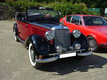 Einer von 530 gebauten Mercedes Benz W136 OTP, wie er in den Jahren von 1950 bis 1953 von verschiedenen Polizeidirektionen im Bundesgebiet angeschafft wurde. Das OTP steht übrigens für O ffener T ourenwagen P olizei. In den meisten Fahrzeugen wurde der bewährte Vierzylinderdieselreihenmotor mit einem Hubraum von 1767 cm³ und einer Leistung von 40 PS verbaut. Der abgelichtete W136 VI D wurde nach seiner Ausmusterung aus dem Polizeidienst in Zivilfarben lackiert. Oldtimertreffen Industriemuseum Ennepetal am 04.08.2019.