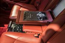 Armhalter und Konsole im Fond des Bentley Mulsanne. Foto: Autosalon Genf, 2019.