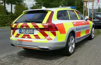 =Volvo V90 Cross Country als MIC-Notarztfahrzeug steht auf dem Parkplatz der RettMobil im Mai 2019