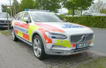 =Volvo V90 Cross Country als MIC-Notarztfahrzeug steht auf dem Parkplatz der RettMobil im Mai 2019