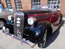 Opel Super 6 Cabriolet mit einer Karosserie von Gläser/Dresden. Produziert in den Jahren 1937 und 1938. Der Super 6 war als zwei- und viertürige Limousine, Cabriolet mit Aufbauten von verschiedenen Karosseriebauern, wie z.B Gläser (Foto) oder Hebmüller und als Roadster lieferbar. Angetrieben wird der Wagen von einem Sechszylinderreihenmotor, der aus einem Hubraum von 2473 cm³ 55 PS leistet. Oldtimertreffen Industriemuseum Ennepetal am 04.08.2019.