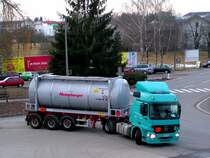 MB1844 sucht mit seinem Tankcontainer eine Parkm�glichkeit in Bahnhofsn�he in Ried i.I.; 090304