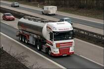 Bis die Gterzge auf der KBS440 kommen war noch etwas Zeit. Also wurde die Zeit auf eine der Straenbrcken ber die A46  totgeschlagen .... DAF XF105.410(?)  SuperSpaceCab  der RBERG Spedition ist auf dem Heimweg nach Menden/Sauerland. Im Kessel befindet sich laut Gefahrgutnummer 90_3082  Umweltgefhrdender Stoff, flssig, nicht anders genannt . (13.03.2009)
